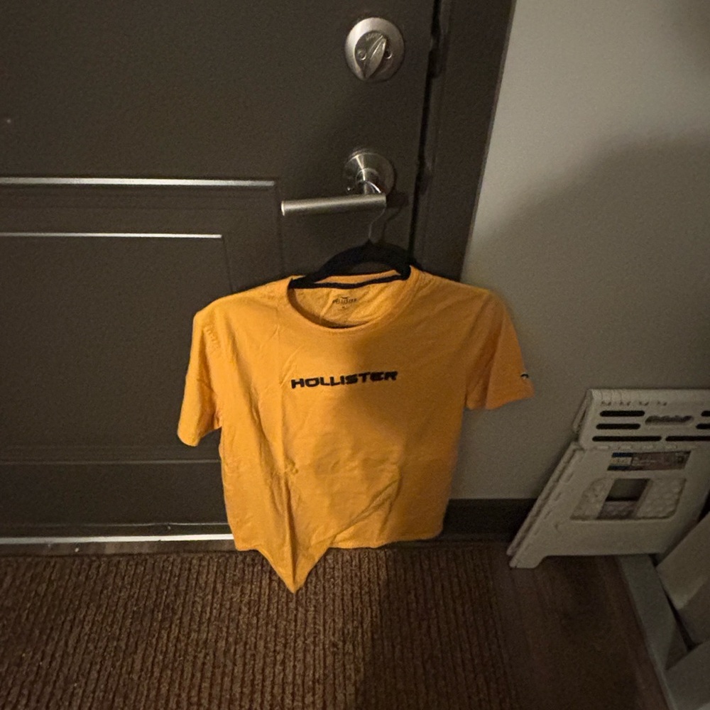 Hollister Men’s Yellow Logo Crewneck T-Shirt